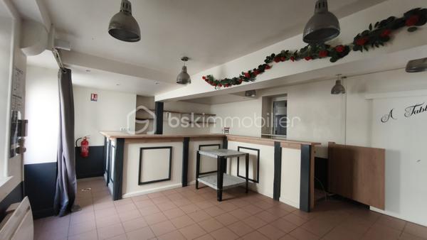 Situé en centre ville de Coullons (45) petite commune rurale - attractive - ce local commercial avec LICENCE IV à vocation de restaurant bénéficie d'un emplacement de choix avec terrasse et stationnement à proximité - véritables atouts pour accueillir une clientèle.
Le bien se compose d'un espace café/bar avec salle attenante , d'une cuisine, d'une salle de réception, de sanitaires accessibles PMR, d'un local commercial, d'une cave en sous-partie.
En complément, une dépendance mitoyenne à rénover et à réhabiliter offre de nombreuses perspectives : création de logement - développement de l'activité ou tout autre projet.
Une belle opportunité pour les professionnels de la restauration, les investisseurs ou les porteurs de projets souhaitant exploiter un établissement bénéficiant d'un historique commercial