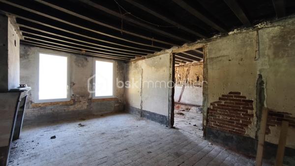 Situé en centre ville de Coullons (45) petite commune rurale - attractive - ce local commercial avec LICENCE IV à vocation de restaurant bénéficie d'un emplacement de choix avec terrasse et stationnement à proximité - véritables atouts pour accueillir une clientèle.
Le bien se compose d'un espace café/bar avec salle attenante , d'une cuisine, d'une salle de réception, de sanitaires accessibles PMR, d'un local commercial, d'une cave en sous-partie.
En complément, une dépendance mitoyenne à rénover et à réhabiliter offre de nombreuses perspectives : création de logement - développement de l'activité ou tout autre projet.
Une belle opportunité pour les professionnels de la restauration, les investisseurs ou les porteurs de projets souhaitant exploiter un établissement bénéficiant d'un historique commercial