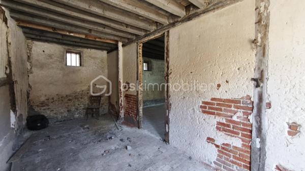 Situé en centre ville de Coullons (45) petite commune rurale - attractive - ce local commercial avec LICENCE IV à vocation de restaurant bénéficie d'un emplacement de choix avec terrasse et stationnement à proximité - véritables atouts pour accueillir une clientèle.
Le bien se compose d'un espace café/bar avec salle attenante , d'une cuisine, d'une salle de réception, de sanitaires accessibles PMR, d'un local commercial, d'une cave en sous-partie.
En complément, une dépendance mitoyenne à rénover et à réhabiliter offre de nombreuses perspectives : création de logement - développement de l'activité ou tout autre projet.
Une belle opportunité pour les professionnels de la restauration, les investisseurs ou les porteurs de projets souhaitant exploiter un établissement bénéficiant d'un historique commercial