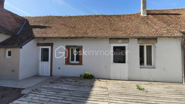 Situé en centre ville de Coullons (45) petite commune rurale - attractive - ce local commercial avec LICENCE IV à vocation de restaurant bénéficie d'un emplacement de choix avec terrasse et stationnement à proximité - véritables atouts pour accueillir une clientèle.
Le bien se compose d'un espace café/bar avec salle attenante , d'une cuisine, d'une salle de réception, de sanitaires accessibles PMR, d'un local commercial, d'une cave en sous-partie.
En complément, une dépendance mitoyenne à rénover et à réhabiliter offre de nombreuses perspectives : création de logement - développement de l'activité ou tout autre projet.
Une belle opportunité pour les professionnels de la restauration, les investisseurs ou les porteurs de projets souhaitant exploiter un établissement bénéficiant d'un historique commercial