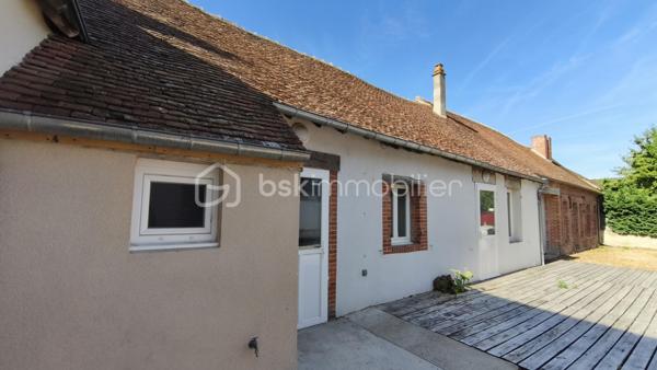 Situé en centre ville de Coullons (45) petite commune rurale - attractive - ce local commercial avec LICENCE IV à vocation de restaurant bénéficie d'un emplacement de choix avec terrasse et stationnement à proximité - véritables atouts pour accueillir une clientèle.
Le bien se compose d'un espace café/bar avec salle attenante , d'une cuisine, d'une salle de réception, de sanitaires accessibles PMR, d'un local commercial, d'une cave en sous-partie.
En complément, une dépendance mitoyenne à rénover et à réhabiliter offre de nombreuses perspectives : création de logement - développement de l'activité ou tout autre projet.
Une belle opportunité pour les professionnels de la restauration, les investisseurs ou les porteurs de projets souhaitant exploiter un établissement bénéficiant d'un historique commercial
