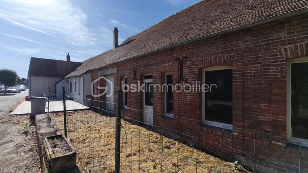 Situé en centre ville de Coullons (45) petite commune rurale - attractive - ce local commercial avec LICENCE IV à vocation de restaurant bénéficie d'un emplacement de choix avec terrasse et stationnement à proximité - véritables atouts pour accueillir une clientèle.
Le bien se compose d'un espace café/bar avec salle attenante , d'une cuisine, d'une salle de réception, de sanitaires accessibles PMR, d'un local commercial, d'une cave en sous-partie.
En complément, une dépendance mitoyenne à rénover et à réhabiliter offre de nombreuses perspectives : création de logement - développement de l'activité ou tout autre projet.
Une belle opportunité pour les professionnels de la restauration, les investisseurs ou les porteurs de projets souhaitant exploiter un établissement bénéficiant d'un historique commercial