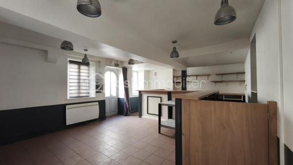Situé en centre ville de Coullons (45) petite commune rurale - attractive - ce local commercial avec LICENCE IV à vocation de restaurant bénéficie d'un emplacement de choix avec terrasse et stationnement à proximité - véritables atouts pour accueillir une clientèle.
Le bien se compose d'un espace café/bar avec salle attenante , d'une cuisine, d'une salle de réception, de sanitaires accessibles PMR, d'un local commercial, d'une cave en sous-partie.
En complément, une dépendance mitoyenne à rénover et à réhabiliter offre de nombreuses perspectives : création de logement - développement de l'activité ou tout autre projet.
Une belle opportunité pour les professionnels de la restauration, les investisseurs ou les porteurs de projets souhaitant exploiter un établissement bénéficiant d'un historique commercial