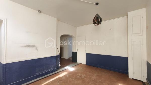 Situé en centre ville de Coullons (45) petite commune rurale - attractive - ce local commercial avec LICENCE IV à vocation de restaurant bénéficie d'un emplacement de choix avec terrasse et stationnement à proximité - véritables atouts pour accueillir une clientèle.
Le bien se compose d'un espace café/bar avec salle attenante , d'une cuisine, d'une salle de réception, de sanitaires accessibles PMR, d'un local commercial, d'une cave en sous-partie.
En complément, une dépendance mitoyenne à rénover et à réhabiliter offre de nombreuses perspectives : création de logement - développement de l'activité ou tout autre projet.
Une belle opportunité pour les professionnels de la restauration, les investisseurs ou les porteurs de projets souhaitant exploiter un établissement bénéficiant d'un historique commercial