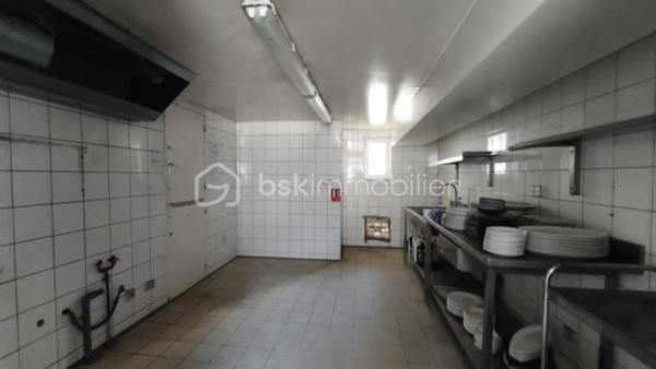 Situé en centre ville de Coullons (45) petite commune rurale - attractive - ce local commercial avec LICENCE IV à vocation de restaurant bénéficie d'un emplacement de choix avec terrasse et stationnement à proximité - véritables atouts pour accueillir une clientèle.
Le bien se compose d'un espace café/bar avec salle attenante , d'une cuisine, d'une salle de réception, de sanitaires accessibles PMR, d'un local commercial, d'une cave en sous-partie.
En complément, une dépendance mitoyenne à rénover et à réhabiliter offre de nombreuses perspectives : création de logement - développement de l'activité ou tout autre projet.
Une belle opportunité pour les professionnels de la restauration, les investisseurs ou les porteurs de projets souhaitant exploiter un établissement bénéficiant d'un historique commercial