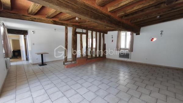 Situé en centre ville de Coullons (45) petite commune rurale - attractive - ce local commercial avec LICENCE IV à vocation de restaurant bénéficie d'un emplacement de choix avec terrasse et stationnement à proximité - véritables atouts pour accueillir une clientèle.
Le bien se compose d'un espace café/bar avec salle attenante , d'une cuisine, d'une salle de réception, de sanitaires accessibles PMR, d'un local commercial, d'une cave en sous-partie.
En complément, une dépendance mitoyenne à rénover et à réhabiliter offre de nombreuses perspectives : création de logement - développement de l'activité ou tout autre projet.
Une belle opportunité pour les professionnels de la restauration, les investisseurs ou les porteurs de projets souhaitant exploiter un établissement bénéficiant d'un historique commercial
