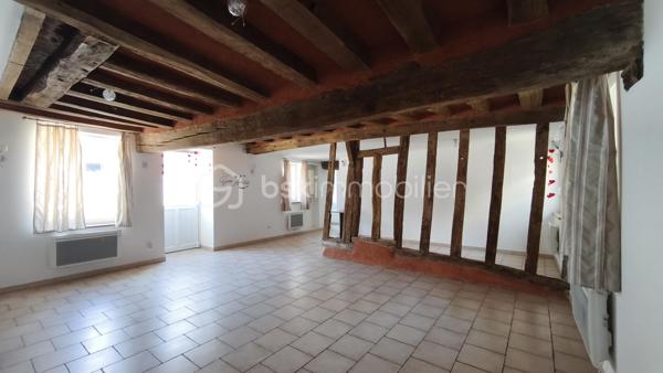 Situé en centre ville de Coullons (45) petite commune rurale - attractive - ce local commercial avec LICENCE IV à vocation de restaurant bénéficie d'un emplacement de choix avec terrasse et stationnement à proximité - véritables atouts pour accueillir une clientèle.
Le bien se compose d'un espace café/bar avec salle attenante , d'une cuisine, d'une salle de réception, de sanitaires accessibles PMR, d'un local commercial, d'une cave en sous-partie.
En complément, une dépendance mitoyenne à rénover et à réhabiliter offre de nombreuses perspectives : création de logement - développement de l'activité ou tout autre projet.
Une belle opportunité pour les professionnels de la restauration, les investisseurs ou les porteurs de projets souhaitant exploiter un établissement bénéficiant d'un historique commercial