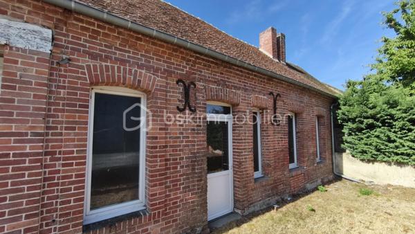 Situé en centre ville de Coullons (45) petite commune rurale - attractive - ce local commercial avec LICENCE IV à vocation de restaurant bénéficie d'un emplacement de choix avec terrasse et stationnement à proximité - véritables atouts pour accueillir une clientèle.
Le bien se compose d'un espace café/bar avec salle attenante , d'une cuisine, d'une salle de réception, de sanitaires accessibles PMR, d'un local commercial, d'une cave en sous-partie.
En complément, une dépendance mitoyenne à rénover et à réhabiliter offre de nombreuses perspectives : création de logement - développement de l'activité ou tout autre projet.
Une belle opportunité pour les professionnels de la restauration, les investisseurs ou les porteurs de projets souhaitant exploiter un établissement bénéficiant d'un historique commercial