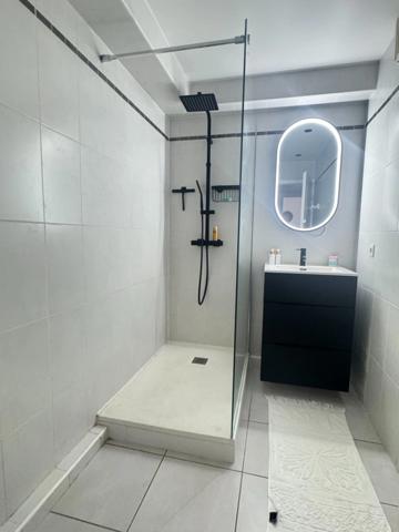 Appartement à vendre 2 pièces FREJUS (83) - 47 m² - Terrasse 25 m² - Garage en Sous-sol