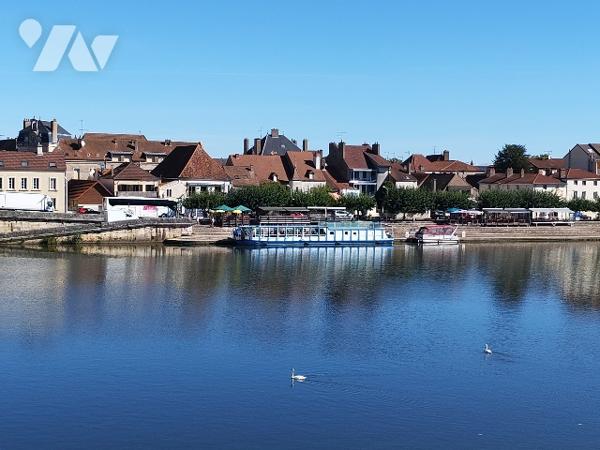 Spécial investisseur ! venez découvrir ce bel immeuble avec sa magnifique vue sur la Saône !