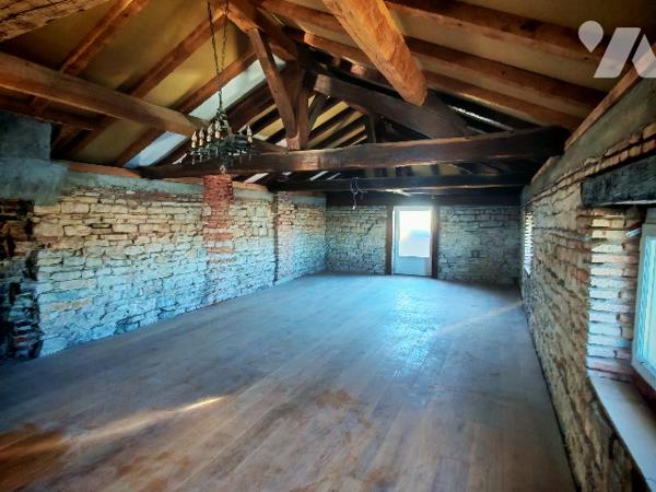 Spécial investisseur ! venez découvrir ce bel immeuble avec sa magnifique vue sur la Saône !