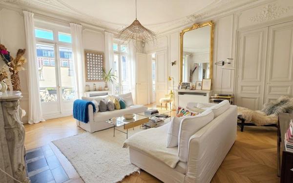 Appartement à vendre    4 pièces • 183 m2 Paris 10