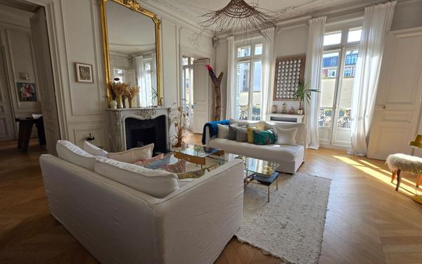 Appartement à vendre    4 pièces • 183 m2 Paris 10