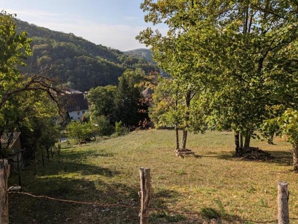 TERRAIN CONSTRUCTIBLE DE 2788 m² – CENTRE-VILLE DE SALINS-LES-BAINS – VUE DÉGAGÉE
