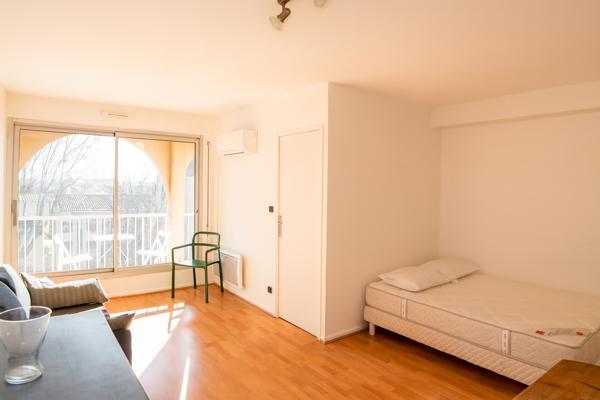 11100 NARBONNE A LOUER NARBONNE T1 BIS MEUBLE AVEC TERRASSE ET CLIMATISATION