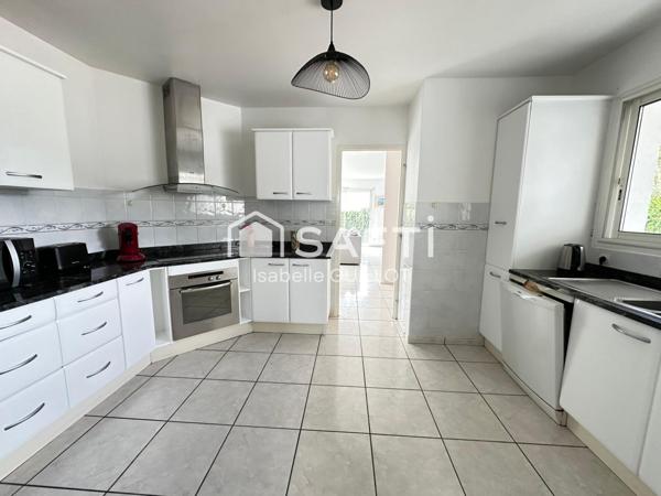 Maison 4 chambres avec piscine et garage