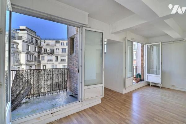 Appartement en étage élevé avec balcon