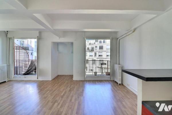Appartement en étage élevé avec balcon