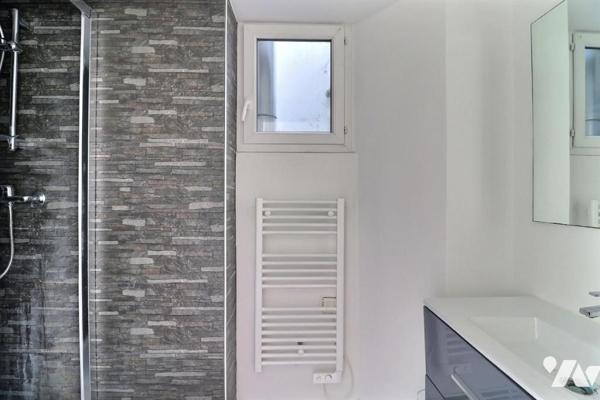 Appartement en étage élevé avec balcon