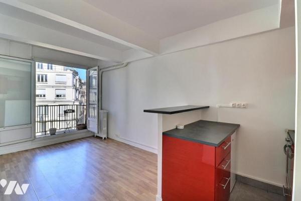 Appartement en étage élevé avec balcon