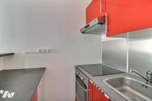 Appartement en étage élevé avec balcon