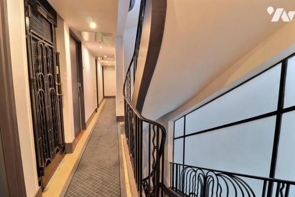 Appartement en étage élevé avec balcon