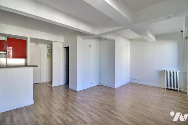 Appartement en étage élevé avec balcon