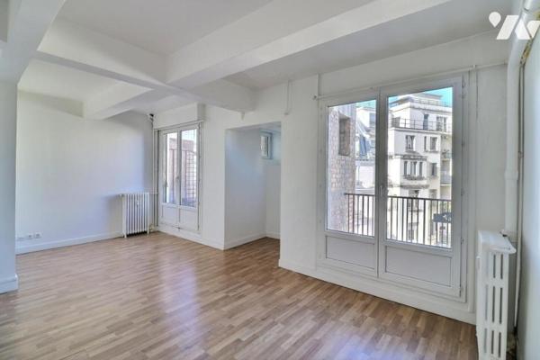 Appartement en étage élevé avec balcon