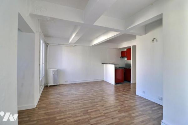 Appartement en étage élevé avec balcon