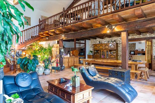 Maison à vendre |  Saint-Yrieix-la-Perche |  7 pièces | 330 m²