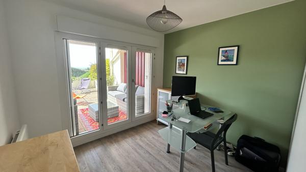 Appartement
                                                                                                                                                                                                                                                                                                                        4 pièce(s)                                                                                                                                                                                                          3 chambre(s)                                                                                                                                                                                                          75  m²