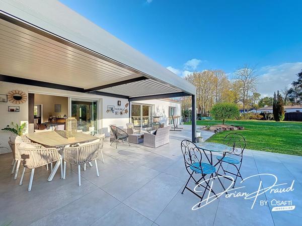 Maison de plain-pied de 193 m² avec grand terrain et garages