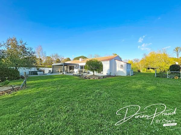 Maison de plain-pied de 193 m² avec grand terrain et garages