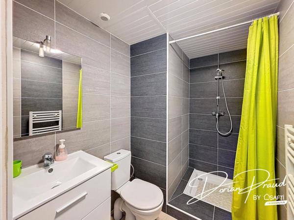 Maison de plain-pied de 193 m² avec grand terrain et garages