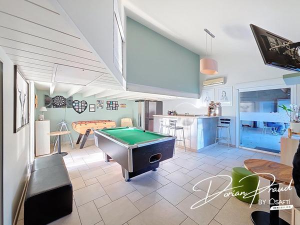 Maison de plain-pied de 193 m² avec grand terrain et garages