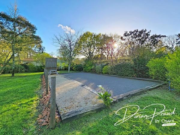 Maison de plain-pied de 193 m² avec grand terrain et garages