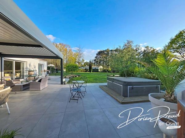 Maison de plain-pied de 193 m² avec grand terrain et garages