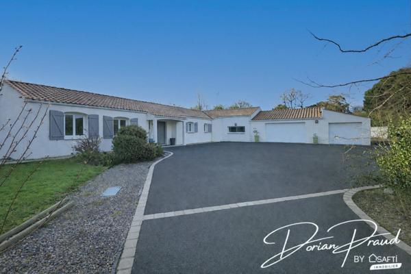 Maison de plain-pied de 193 m² avec grand terrain et garages