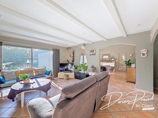 Maison de plain-pied de 193 m² avec grand terrain et garages