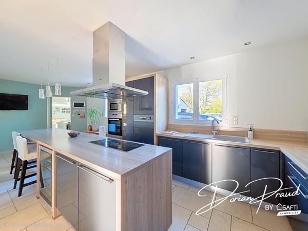 Maison de plain-pied de 193 m² avec grand terrain et garages