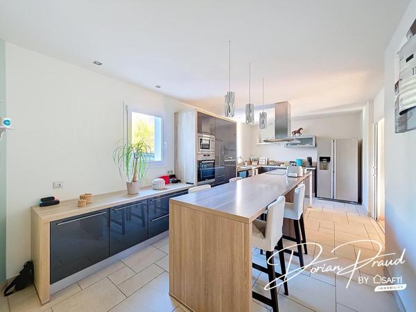 Maison de plain-pied de 193 m² avec grand terrain et garages