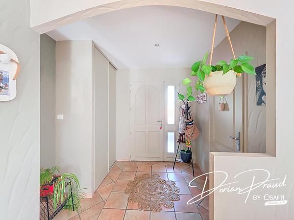 Maison de plain-pied de 193 m² avec grand terrain et garages