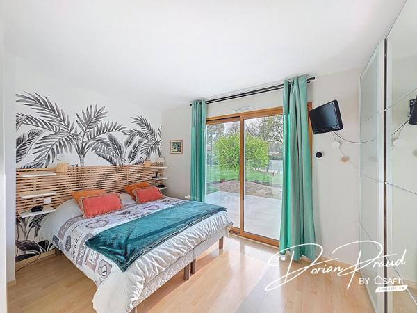 Maison de plain-pied de 193 m² avec grand terrain et garages