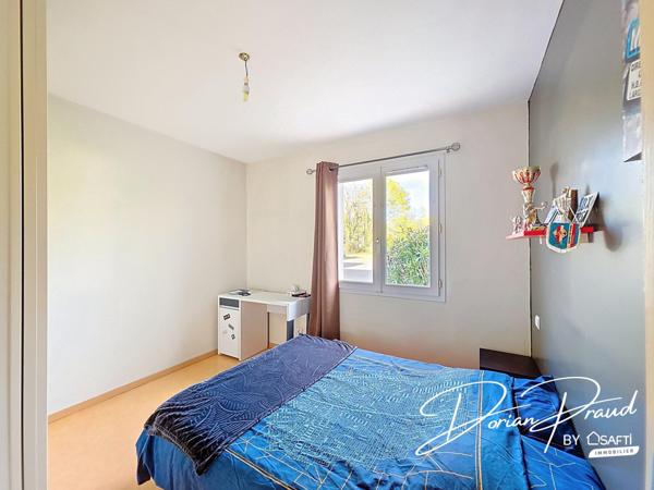 Maison de plain-pied de 193 m² avec grand terrain et garages