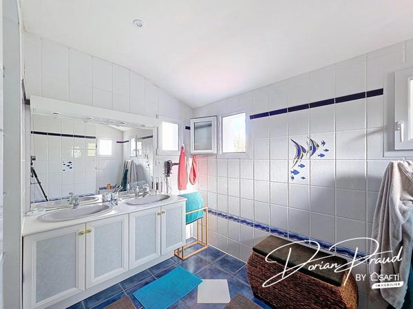 Maison de plain-pied de 193 m² avec grand terrain et garages