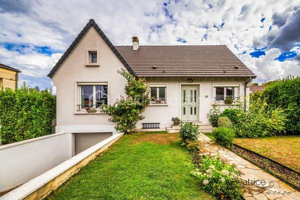 VERITABLE COUP DE COEUR
Laissez-vous séduire par l'histoire de cette maison construite en 1952, métamorphosée par une rénovation contemporaine de qualité. Ses 110 m2 habitables (130 m2 au sol) offrent des volumes optimisés et de nombreux rangements parfaits pour accueillir une famille.

Vous serez séduits par son charme et ses prestations modernes de qualité.

Au rez-de-chaussée, une entrée avec placard, une cuisine séparée, deux chambres (avec aération naturelle), une salle de bains et un double séjour avec vue sur une terrasse avec abri coulissant de 40 m2 comportant une piscine avec nage à contre-courant de 10m2.

    - A l'étage présence d'une chambre d'amis, d'un espace bureau et d'une belle suite parentale (salle de bains avec douche, baignoire balnéo et dressing).

Cette maison est complétée par un sous-sol de 72 m2 comprenant un atelier, une buanderie, un local technique et un garage.

TECHNIQUES MODERNES :
Fibre optique - aspiration centralisée à tous les étages - pompe à chaleur avec radiateurs spécifiques - ballon d'eau chaude thermodynamique - triple vitrage et VMC double flux, caméras de vidéo-protection
SITUATION ET COMMODITES :
Limitrophe Saint Germain en Laye 
Proche du Tram 13 (liaison RER A, RER C, Transilien L et N)
Lignes de bus accessibles facilement.
Proximité du centre commercial Auchan, commerces - écoles maternelle et élémentaire les Violettes - écoles bilingues de Mareil Marly, Marly le Roi et Saint Germain en Laye
15 minutes environ en voiture de l'autoroute A13.