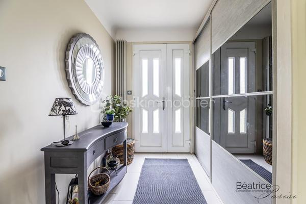 VERITABLE COUP DE COEUR
Laissez-vous séduire par l'histoire de cette maison construite en 1952, métamorphosée par une rénovation contemporaine de qualité. Ses 110 m2 habitables (130 m2 au sol) offrent des volumes optimisés et de nombreux rangements parfaits pour accueillir une famille.

Vous serez séduits par son charme et ses prestations modernes de qualité.

Au rez-de-chaussée, une entrée avec placard, une cuisine séparée, deux chambres (avec aération naturelle), une salle de bains et un double séjour avec vue sur une terrasse avec abri coulissant de 40 m2 comportant une piscine avec nage à contre-courant de 10m2.

    - A l'étage présence d'une chambre d'amis, d'un espace bureau et d'une belle suite parentale (salle de bains avec douche, baignoire balnéo et dressing).

Cette maison est complétée par un sous-sol de 72 m2 comprenant un atelier, une buanderie, un local technique et un garage.

TECHNIQUES MODERNES :
Fibre optique - aspiration centralisée à tous les étages - pompe à chaleur avec radiateurs spécifiques - ballon d'eau chaude thermodynamique - triple vitrage et VMC double flux, caméras de vidéo-protection
SITUATION ET COMMODITES :
Limitrophe Saint Germain en Laye 
Proche du Tram 13 (liaison RER A, RER C, Transilien L et N)
Lignes de bus accessibles facilement.
Proximité du centre commercial Auchan, commerces - écoles maternelle et élémentaire les Violettes - écoles bilingues de Mareil Marly, Marly le Roi et Saint Germain en Laye
15 minutes environ en voiture de l'autoroute A13.