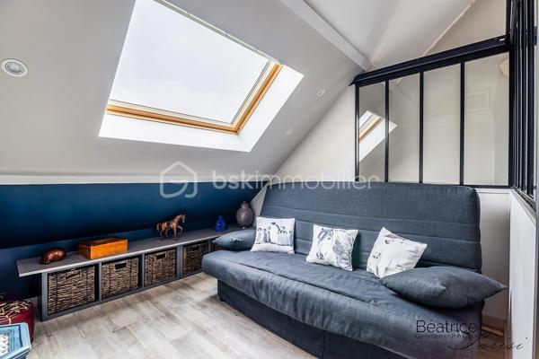 VERITABLE COUP DE COEUR
Laissez-vous séduire par l'histoire de cette maison construite en 1952, métamorphosée par une rénovation contemporaine de qualité. Ses 110 m2 habitables (130 m2 au sol) offrent des volumes optimisés et de nombreux rangements parfaits pour accueillir une famille.

Vous serez séduits par son charme et ses prestations modernes de qualité.

Au rez-de-chaussée, une entrée avec placard, une cuisine séparée, deux chambres (avec aération naturelle), une salle de bains et un double séjour avec vue sur une terrasse avec abri coulissant de 40 m2 comportant une piscine avec nage à contre-courant de 10m2.

    - A l'étage présence d'une chambre d'amis, d'un espace bureau et d'une belle suite parentale (salle de bains avec douche, baignoire balnéo et dressing).

Cette maison est complétée par un sous-sol de 72 m2 comprenant un atelier, une buanderie, un local technique et un garage.

TECHNIQUES MODERNES :
Fibre optique - aspiration centralisée à tous les étages - pompe à chaleur avec radiateurs spécifiques - ballon d'eau chaude thermodynamique - triple vitrage et VMC double flux, caméras de vidéo-protection
SITUATION ET COMMODITES :
Limitrophe Saint Germain en Laye 
Proche du Tram 13 (liaison RER A, RER C, Transilien L et N)
Lignes de bus accessibles facilement.
Proximité du centre commercial Auchan, commerces - écoles maternelle et élémentaire les Violettes - écoles bilingues de Mareil Marly, Marly le Roi et Saint Germain en Laye
15 minutes environ en voiture de l'autoroute A13.