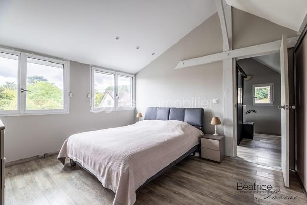 VERITABLE COUP DE COEUR
Laissez-vous séduire par l'histoire de cette maison construite en 1952, métamorphosée par une rénovation contemporaine de qualité. Ses 110 m2 habitables (130 m2 au sol) offrent des volumes optimisés et de nombreux rangements parfaits pour accueillir une famille.

Vous serez séduits par son charme et ses prestations modernes de qualité.

Au rez-de-chaussée, une entrée avec placard, une cuisine séparée, deux chambres (avec aération naturelle), une salle de bains et un double séjour avec vue sur une terrasse avec abri coulissant de 40 m2 comportant une piscine avec nage à contre-courant de 10m2.

    - A l'étage présence d'une chambre d'amis, d'un espace bureau et d'une belle suite parentale (salle de bains avec douche, baignoire balnéo et dressing).

Cette maison est complétée par un sous-sol de 72 m2 comprenant un atelier, une buanderie, un local technique et un garage.

TECHNIQUES MODERNES :
Fibre optique - aspiration centralisée à tous les étages - pompe à chaleur avec radiateurs spécifiques - ballon d'eau chaude thermodynamique - triple vitrage et VMC double flux, caméras de vidéo-protection
SITUATION ET COMMODITES :
Limitrophe Saint Germain en Laye 
Proche du Tram 13 (liaison RER A, RER C, Transilien L et N)
Lignes de bus accessibles facilement.
Proximité du centre commercial Auchan, commerces - écoles maternelle et élémentaire les Violettes - écoles bilingues de Mareil Marly, Marly le Roi et Saint Germain en Laye
15 minutes environ en voiture de l'autoroute A13.