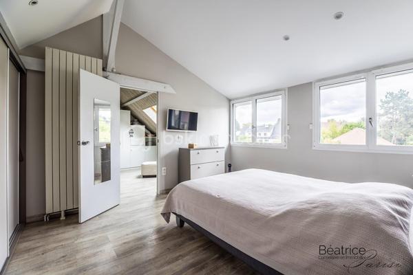 VERITABLE COUP DE COEUR
Laissez-vous séduire par l'histoire de cette maison construite en 1952, métamorphosée par une rénovation contemporaine de qualité. Ses 110 m2 habitables (130 m2 au sol) offrent des volumes optimisés et de nombreux rangements parfaits pour accueillir une famille.

Vous serez séduits par son charme et ses prestations modernes de qualité.

Au rez-de-chaussée, une entrée avec placard, une cuisine séparée, deux chambres (avec aération naturelle), une salle de bains et un double séjour avec vue sur une terrasse avec abri coulissant de 40 m2 comportant une piscine avec nage à contre-courant de 10m2.

    - A l'étage présence d'une chambre d'amis, d'un espace bureau et d'une belle suite parentale (salle de bains avec douche, baignoire balnéo et dressing).

Cette maison est complétée par un sous-sol de 72 m2 comprenant un atelier, une buanderie, un local technique et un garage.

TECHNIQUES MODERNES :
Fibre optique - aspiration centralisée à tous les étages - pompe à chaleur avec radiateurs spécifiques - ballon d'eau chaude thermodynamique - triple vitrage et VMC double flux, caméras de vidéo-protection
SITUATION ET COMMODITES :
Limitrophe Saint Germain en Laye 
Proche du Tram 13 (liaison RER A, RER C, Transilien L et N)
Lignes de bus accessibles facilement.
Proximité du centre commercial Auchan, commerces - écoles maternelle et élémentaire les Violettes - écoles bilingues de Mareil Marly, Marly le Roi et Saint Germain en Laye
15 minutes environ en voiture de l'autoroute A13.